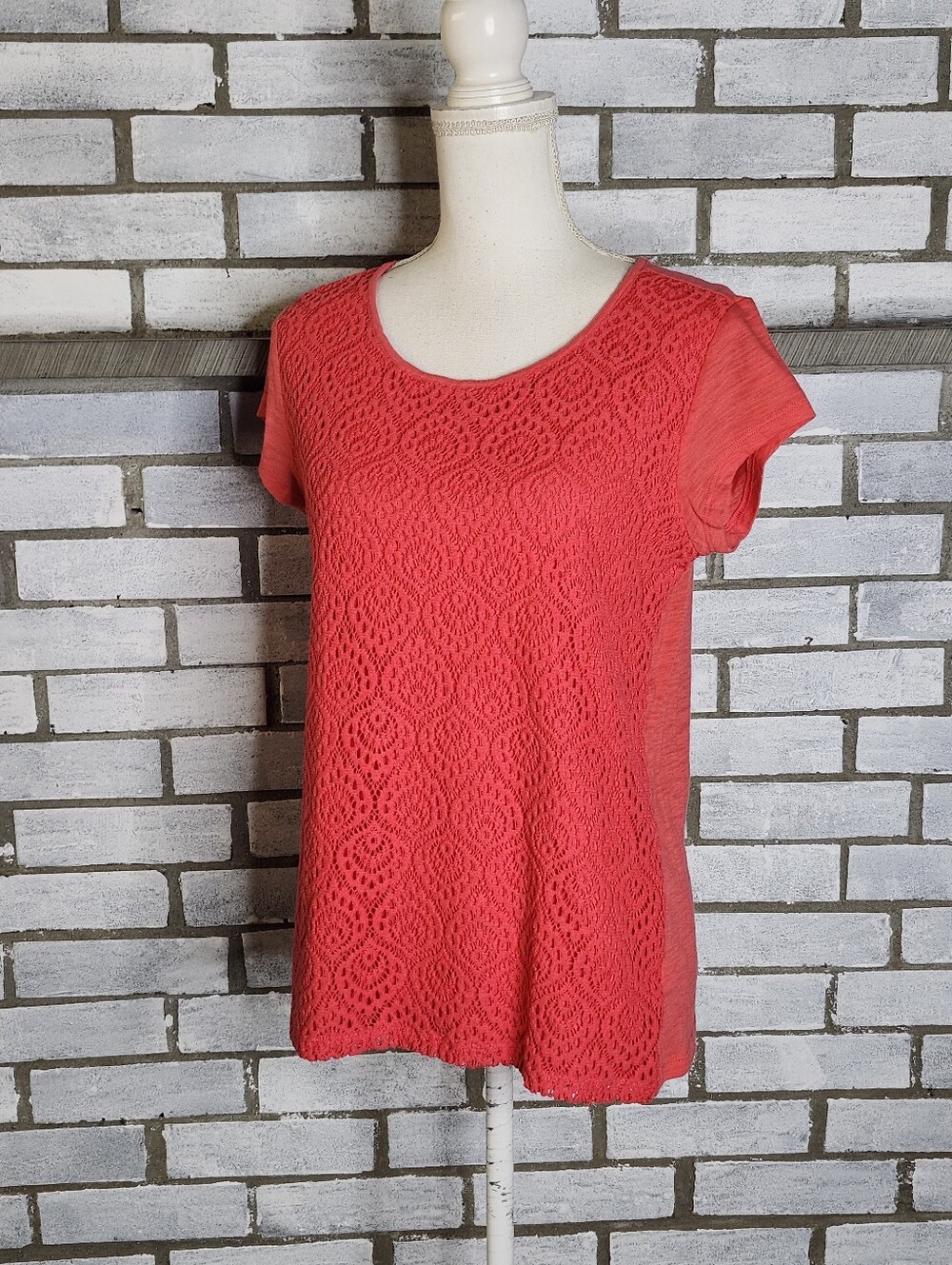 • Liz Claiborne Women's Short Sleeve Lace Overlay T-Shirt Petite Size PM Coral